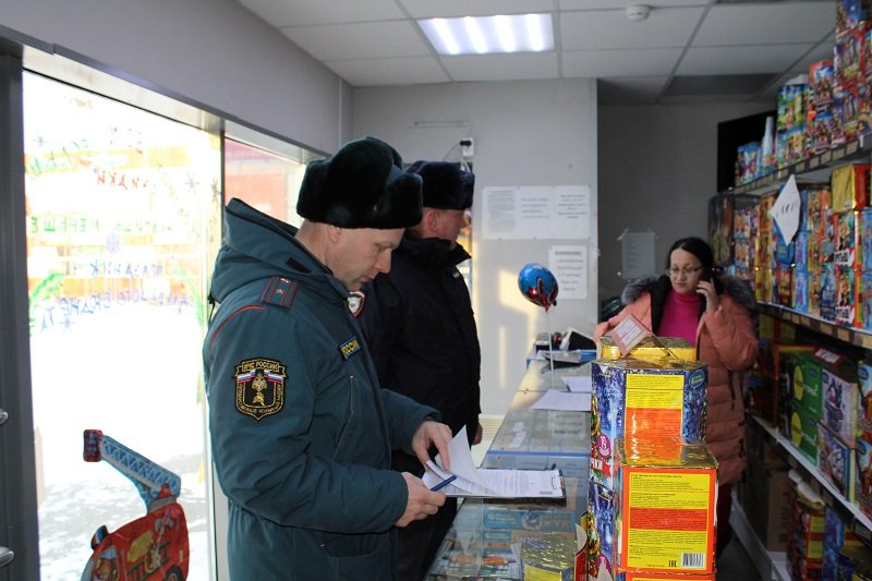 Ялуторовские полицейские приняли участие в межведомственном рейде по проверке объектов торговли пиротехнических изделий