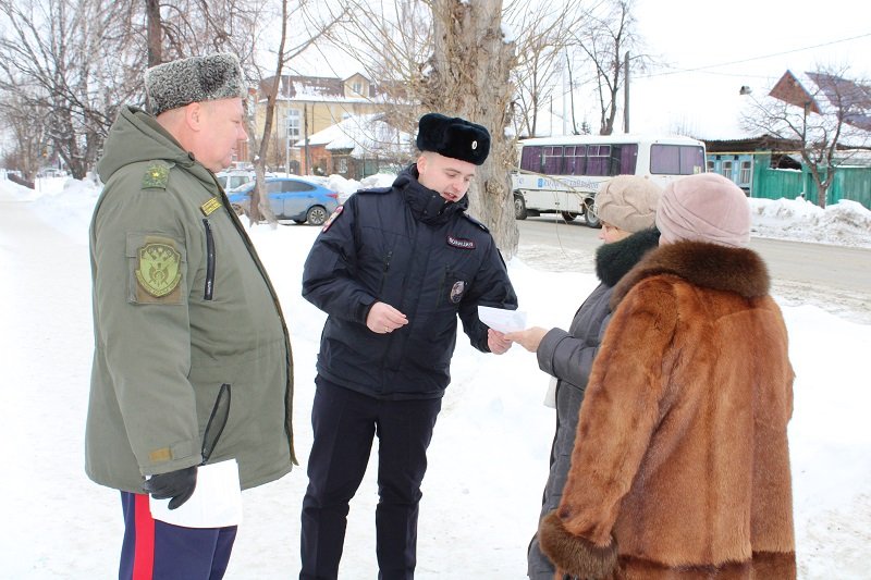 Общественники и ялуторовские полицейские рассказали горожанам, как не попасться на уловки мошенников