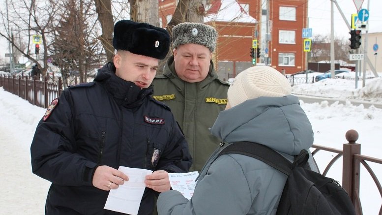Общественники и ялуторовские полицейские рассказали горожанам, как не попасться на уловки мошенников