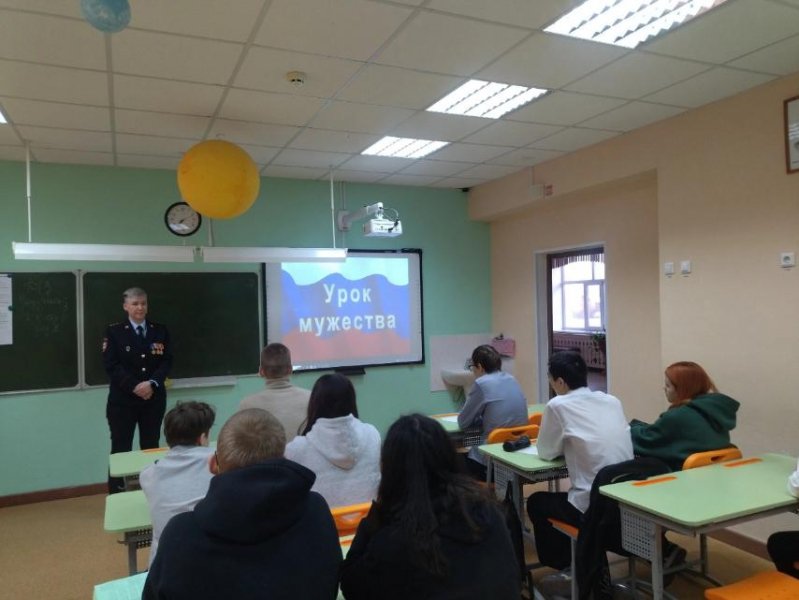 Ялуторовские и исетские полицейские встретились с учащимися школ и студентами в рамках мероприятия «Неделя мужества»